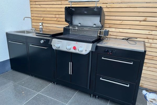 Bucatarie exterior BBQ Kitchen pe terasa, cu perete din lemn in spate.