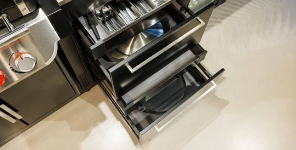 Sertare deschise cu ustensile in interior, bucatarie de exterior BBQ Kitchen.